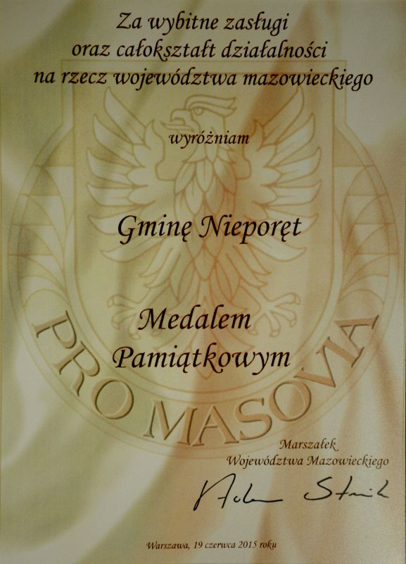 Medal Pamiątkowy "Pro Masovia" jest wyróżnieniem okolicznościowym nadawanym za całokształt działalności zawodowej, społecznej, publicznej lub realizacją swoich zadań na rzecz Województwa Mazowieckiego wybitnie przyczyniły się do gospodarczego, kulturalnego lub społecznego rozwoju Mazowsza.