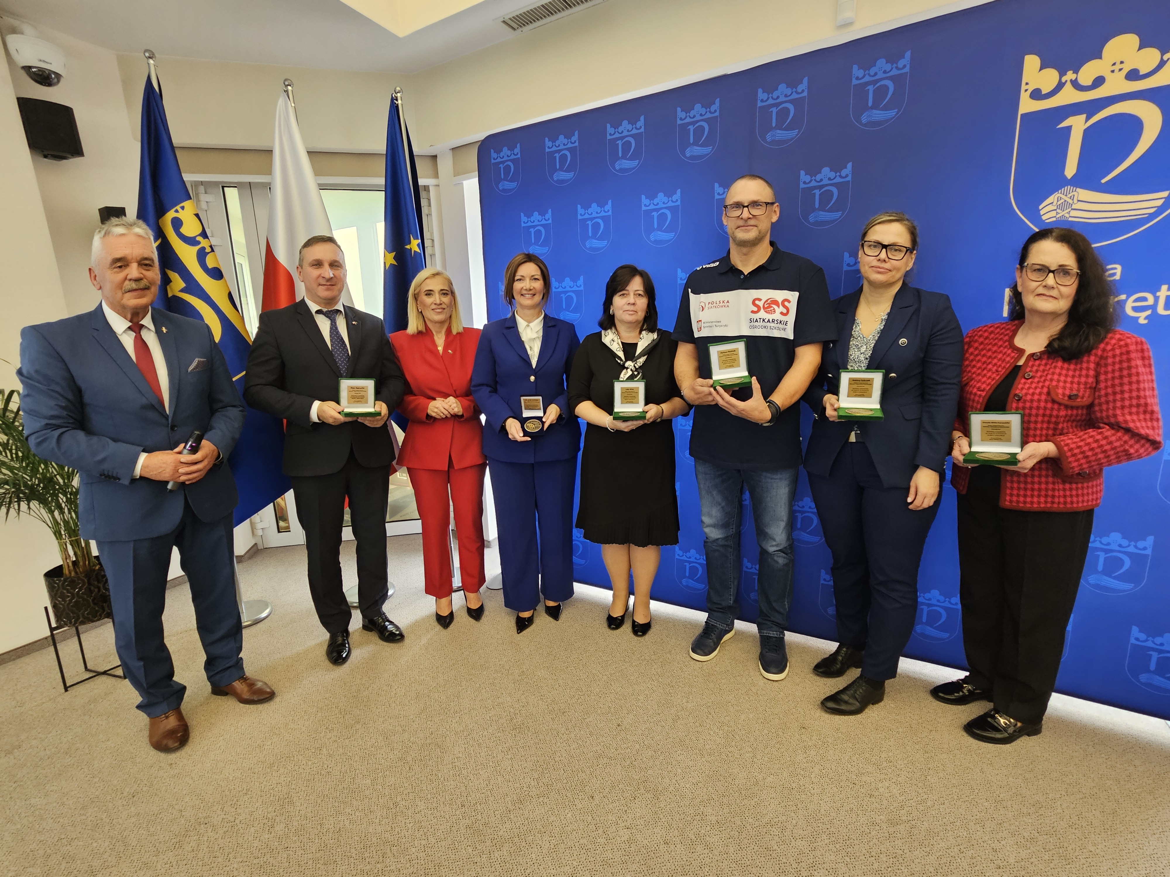 zdjęcie przedstawijące osoby z nagrodami