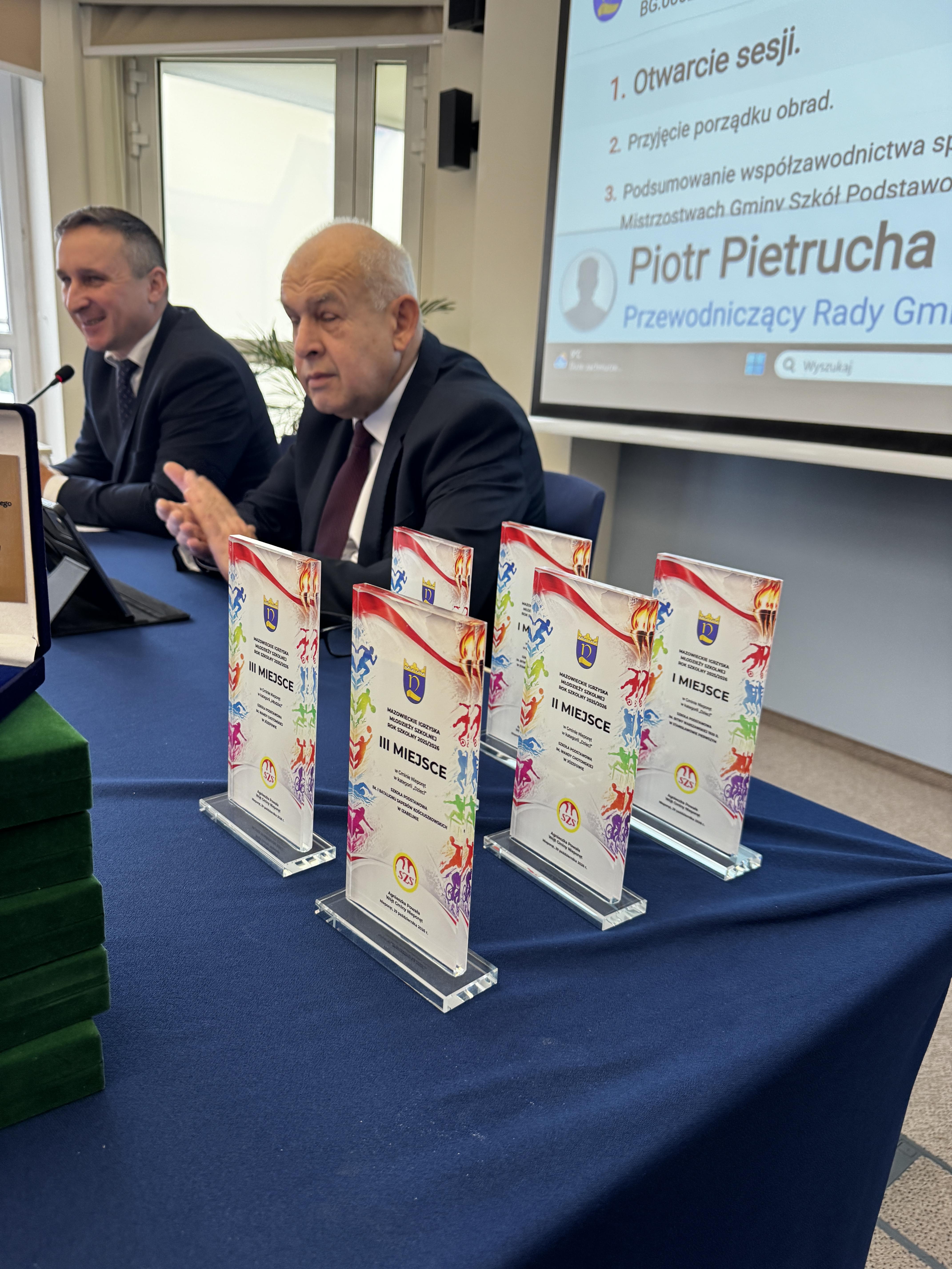 zdjęcie przedstawia nagrody-statuetki