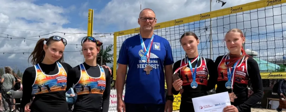 Na zdjęciu siatkarki z gminy Nieporęt biorące udział w turnieju piłki siatkowej plażowej