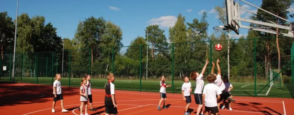 Dzieci grajacy w koszykówkę na boisku Orlik w Józefowie 