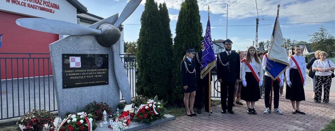 Zdjęcia z uroczystego złożenia kwiatów pod pomnikiem załogi polskiego bombowca PZL.37 Łoś