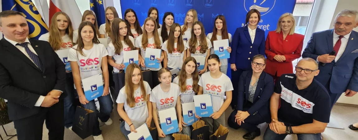 zdjęcie przedstawijące osoby z nagrodami