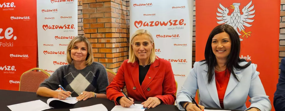 Na zdjęciu Anna Brzezińska Członkini Zarządu Województwa Mazowieckiego, Agnieszka Powała Wójt Gminy Nieporęt oraz Katarzyna Skuza Skarbnik Gminy Nieporęt przy podpisaniu umowy