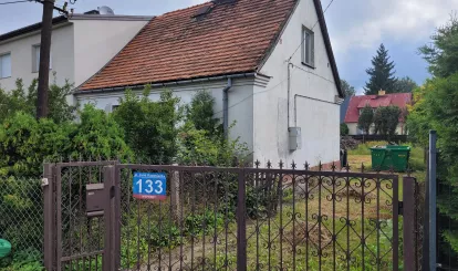 Na zdjęciu dom i działka gminna znajdujące się w Nieporęcie wystawiona do sprzedaży 