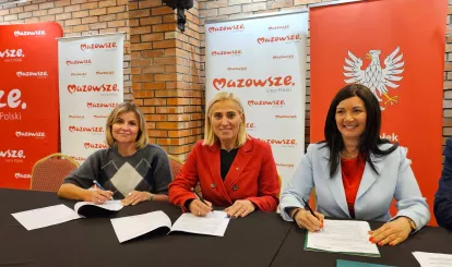 Na zdjęciu Anna Brzezińska Członkini Zarządu Województwa Mazowieckiego, Agnieszka Powała Wójt Gminy Nieporęt oraz Katarzyna Skuza Skarbnik Gminy Nieporęt przy podpisaniu umowy