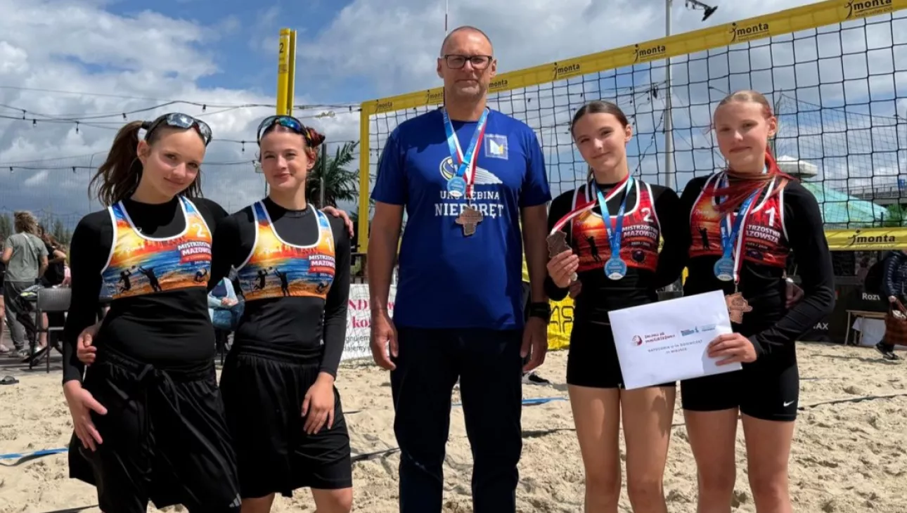 Na zdjęciu siatkarki z gminy Nieporęt biorące udział w turnieju piłki siatkowej plażowej