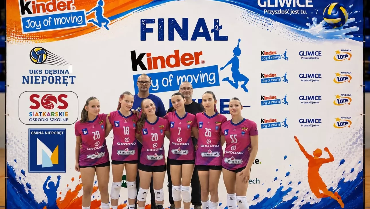 Na zdjęciu siatkarki oraz ich trenerzy z gminy Nieporęt biorące udział w turnieju piłki siatkowej Finał turnieju KINDER Joy of moving