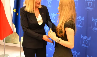 Wójt Agnieszka Powała wręcza nagrodę stypendystce