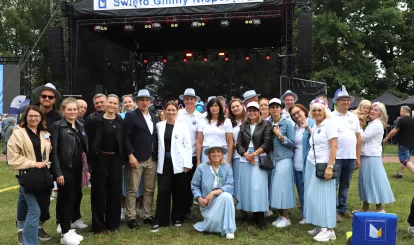 Na zdjęciu sołtysi, radni oraz przedstawiciele Gminy Nieporęt stoją przy scenie z napisem  Święto Gminy Nieporęt