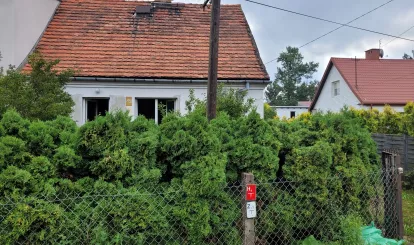 Na zdjęciu dom i działka gminna znajdujące się w Nieporęcie wystawiona do sprzedaży 