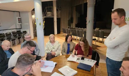 Wprowadzenie wykonawcy na teren budowy - remiza OSP w Nieporęcie. Na zdjęciu wykonawcy i inwestorzy omawiają plany rozbudowy remizy strażackiej
