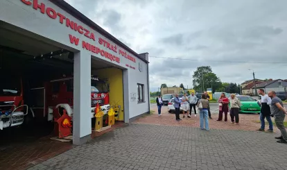 Wprowadzenie wykonawcy na teren budowy - remiza OSP w Nieporęcie. Na zdjęciu wykonawcy i inwestorzy przed budynkiem remizy strażackiej