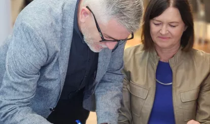 Wprowadzenie wykonawcy na teren budowy - remiza OSP w Nieporęcie. Na zdjęciu Zastępca Wójta Gminy Nieporęt Sławomir Wierzchoń i Alicja Sokołowska kierownik działu inwestycji - podpisują dokumenty