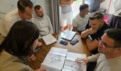 Wprowadzenie wykonawcy na teren budowy - remiza OSP w Nieporęcie. Na zdjęciu wykonawcy i inwestorzy omawiają plany rozbudowy remizy strażackiej
