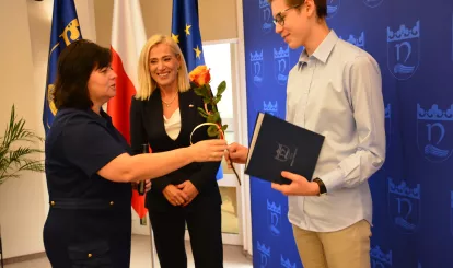 Wójt Agnieszka Powała , dyrektor Gminnego Zespołu Oświat Lidia Wize i jeden ze stypendystów