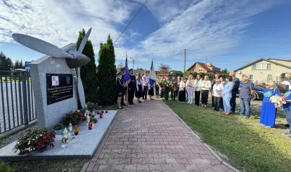 Zdjęcia z uroczystego złożenia kwiatów pod pomnikiem załogi polskiego bombowca PZL.37 Łoś