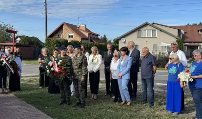 Zdjęcia z uroczystego złożenia kwiatów pod pomnikiem załogi polskiego bombowca PZL.37 Łoś