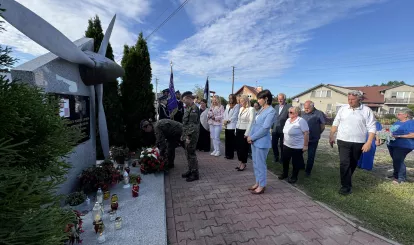 Zdjęcia z uroczystego złożenia kwiatów pod pomnikiem załogi polskiego bombowca PZL.37 Łoś