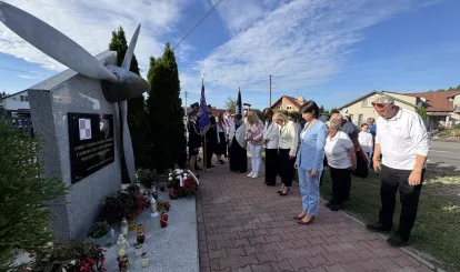 Zdjęcia z uroczystego złożenia kwiatów pod pomnikiem załogi polskiego bombowca PZL.37 Łoś