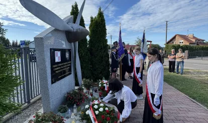 Zdjęcia z uroczystego złożenia kwiatów pod pomnikiem załogi polskiego bombowca PZL.37 Łoś