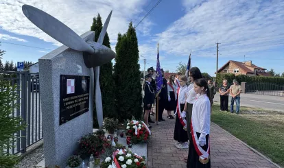 Zdjęcia z uroczystego złożenia kwiatów pod pomnikiem załogi polskiego bombowca PZL.37 Łoś