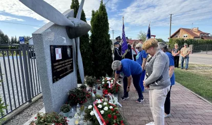 Zdjęcia z uroczystego złożenia kwiatów pod pomnikiem załogi polskiego bombowca PZL.37 Łoś