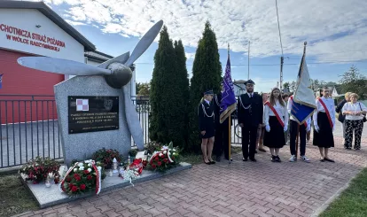 Zdjęcia z uroczystego złożenia kwiatów pod pomnikiem załogi polskiego bombowca PZL.37 Łoś