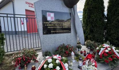 Zdjęcia z uroczystego złożenia kwiatów pod pomnikiem załogi polskiego bombowca PZL.37 Łoś