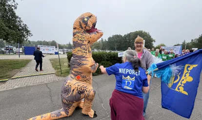 Olimpiada Seniorów Nieporęt 2026 - na zdjęciu reprezentacja gminy Nieporęt z maskotką - dinozaurem