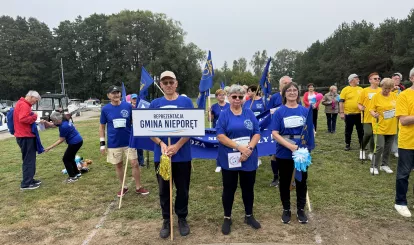 Olimpiada Seniorów Nieporęt 2026 - na zdjęciu reprezentacja gminy Nieporęt z transparentem