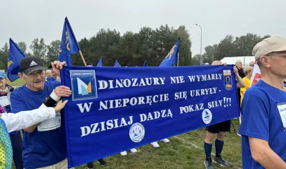 Olimpiada Seniorów Nieporęt 2026 - na zdjęciu reprezentacja gminy Nieporęt  z transparentem