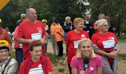  Nieporęt 2026 - pani wójt Agnieszka Powała kibicuje w trakcie konkurencji kajakarstwo