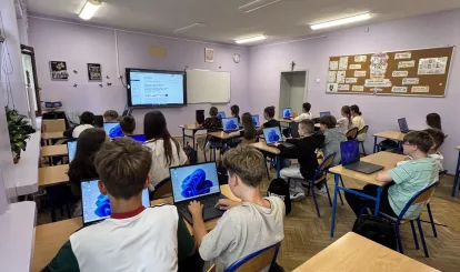 Wdrażanie inwestycji C2.2.1 w szkołach gminy Nieporęt - na zdjęciu uczniowie przy komputerach
