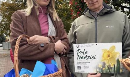 Akcja charytatywna Pola Nadziei w Nieporęcie, na zdjęciu urzędnicy gminni z sadzonkami żonkili i puszką na datki gminni z sadzonkami żonkili i tabliczką Pola Nadziei