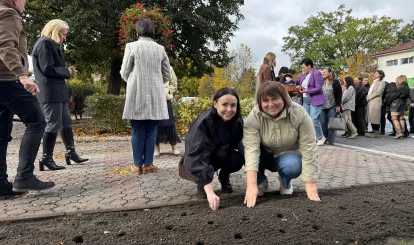 Akcja charytatywna Pola Nadziei w Nieporęcie, na zdjęciu urzędnicy gminni sadzą żonkile
