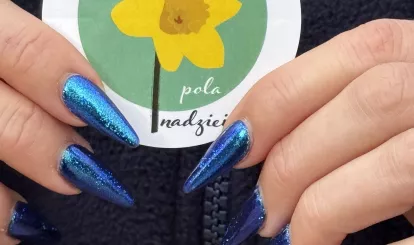 Akcja charytatywna Pola Nadziei w Nieporęcie, na zdjęciu znaczek akcji