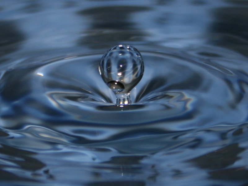 Kropla wpada do wody (wikimedia)